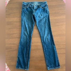 American Eagle 6 long straight leg low rise no stretch